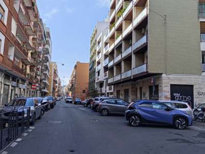 Partiamo da via Re David, dove contiamo 30 saracinesche chiuse